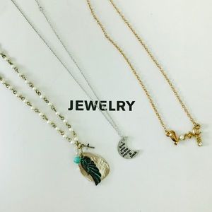 Set of 3 delicate necklaces